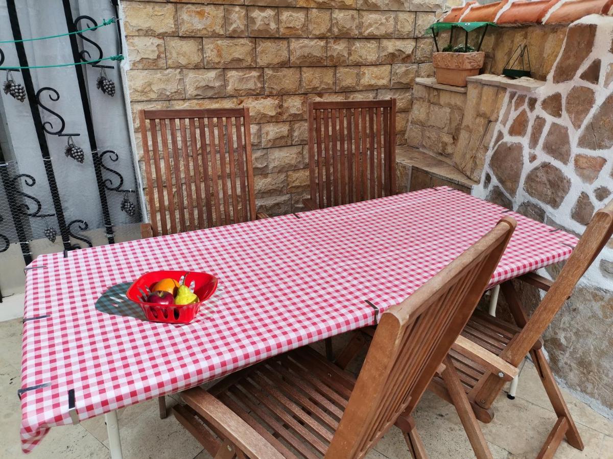 Apartment Alena With Terrace And Garden Center Jelsa 젤사 외부 사진